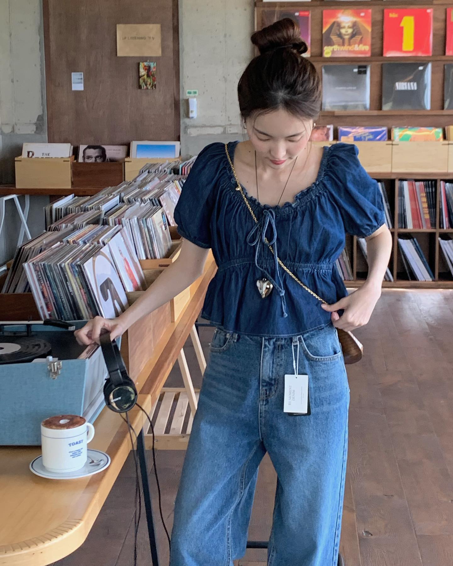 Cứ kết hợp áo blouse với 4 kiểu quần này thì ai cũng khen bạn có gu thẩm mỹ-5