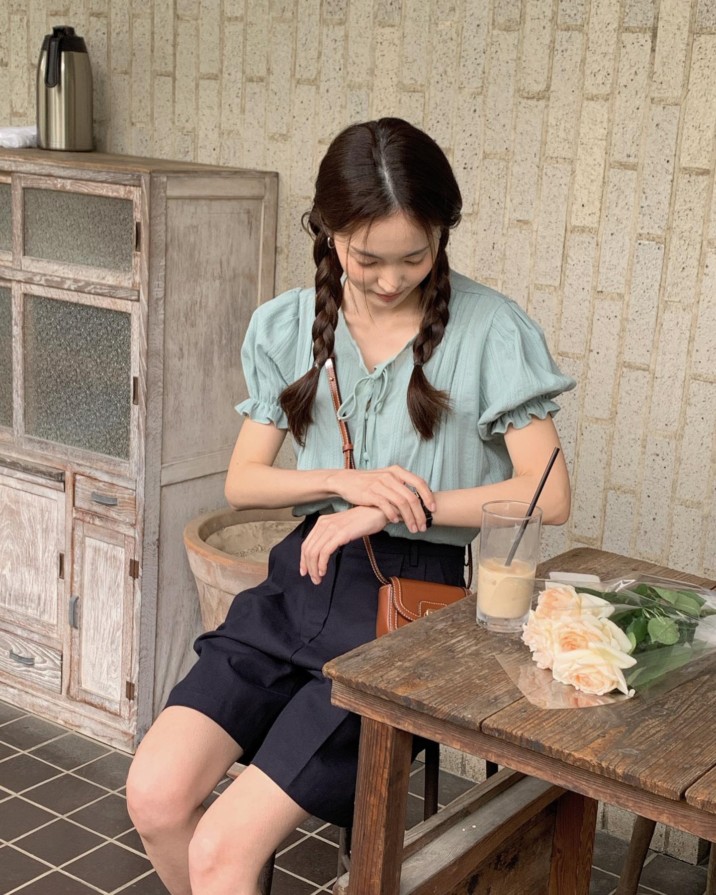 Cứ kết hợp áo blouse với 4 kiểu quần này thì ai cũng khen bạn có gu thẩm mỹ-9