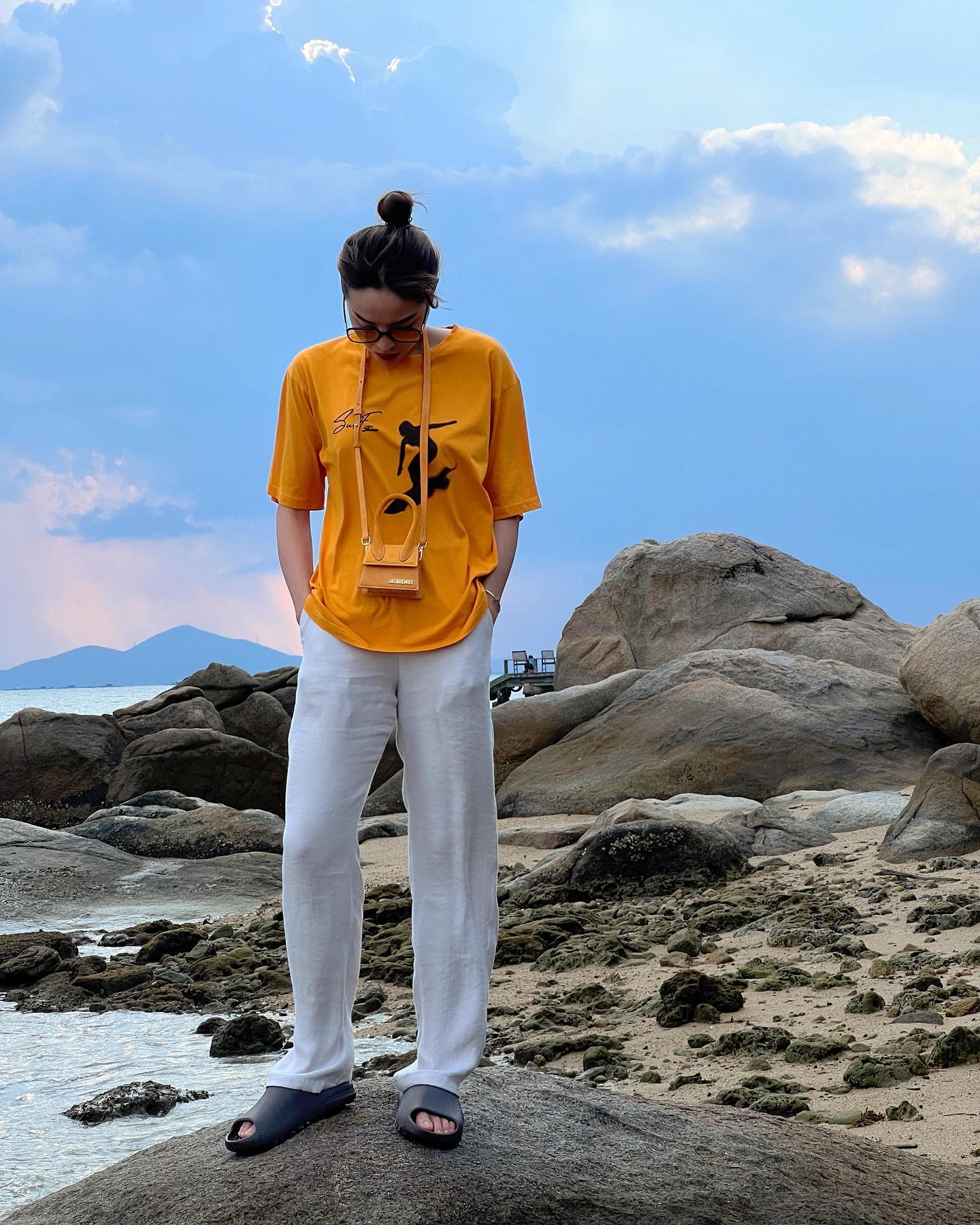 Tham khảo 10 set đồ đi du lịch trẻ trung, nổi bật của sao Việt-8