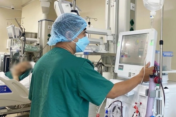 Người đàn ông ở TPHCM bất ngờ phải lọc máu cấp cứu sau khi ăn nửa trái xoài-1