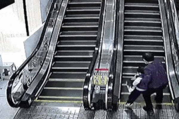 Người đàn ông suýt gây họa với hành động khó hiểu khi đi thang cuốn-1