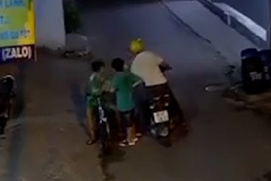 Người đàn ông giật điện thoại trên tay bé trai