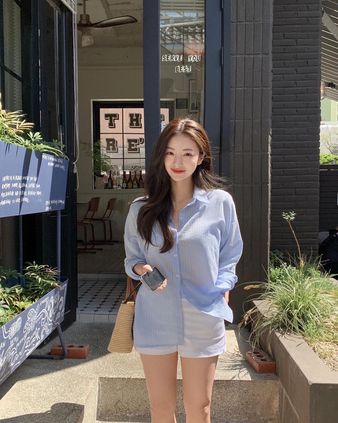 10 công thức diện áo sơ mi chuẩn đẹp khi đi du lịch của nàng blogger xứ Hàn-1