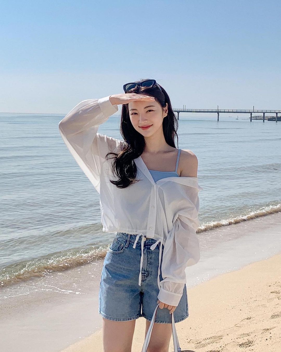 10 công thức diện áo sơ mi chuẩn đẹp khi đi du lịch của nàng blogger xứ Hàn-2