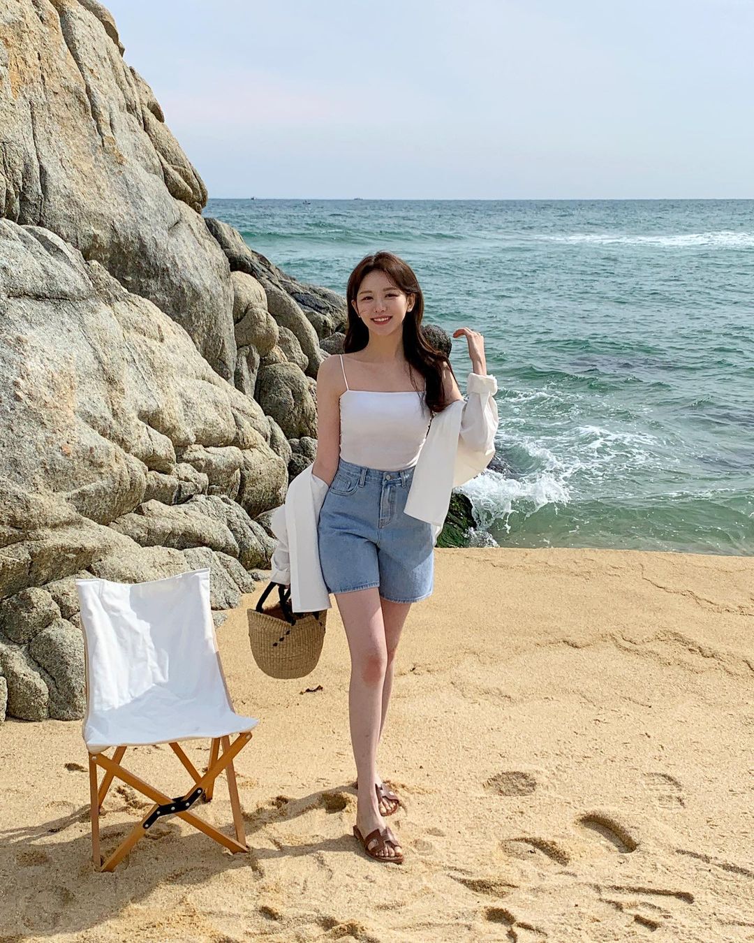 10 công thức diện áo sơ mi chuẩn đẹp khi đi du lịch của nàng blogger xứ Hàn-3