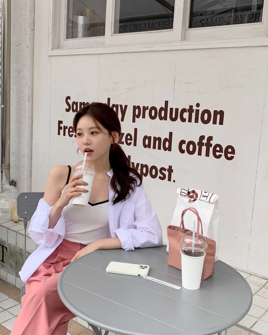 10 công thức diện áo sơ mi chuẩn đẹp khi đi du lịch của nàng blogger xứ Hàn-5