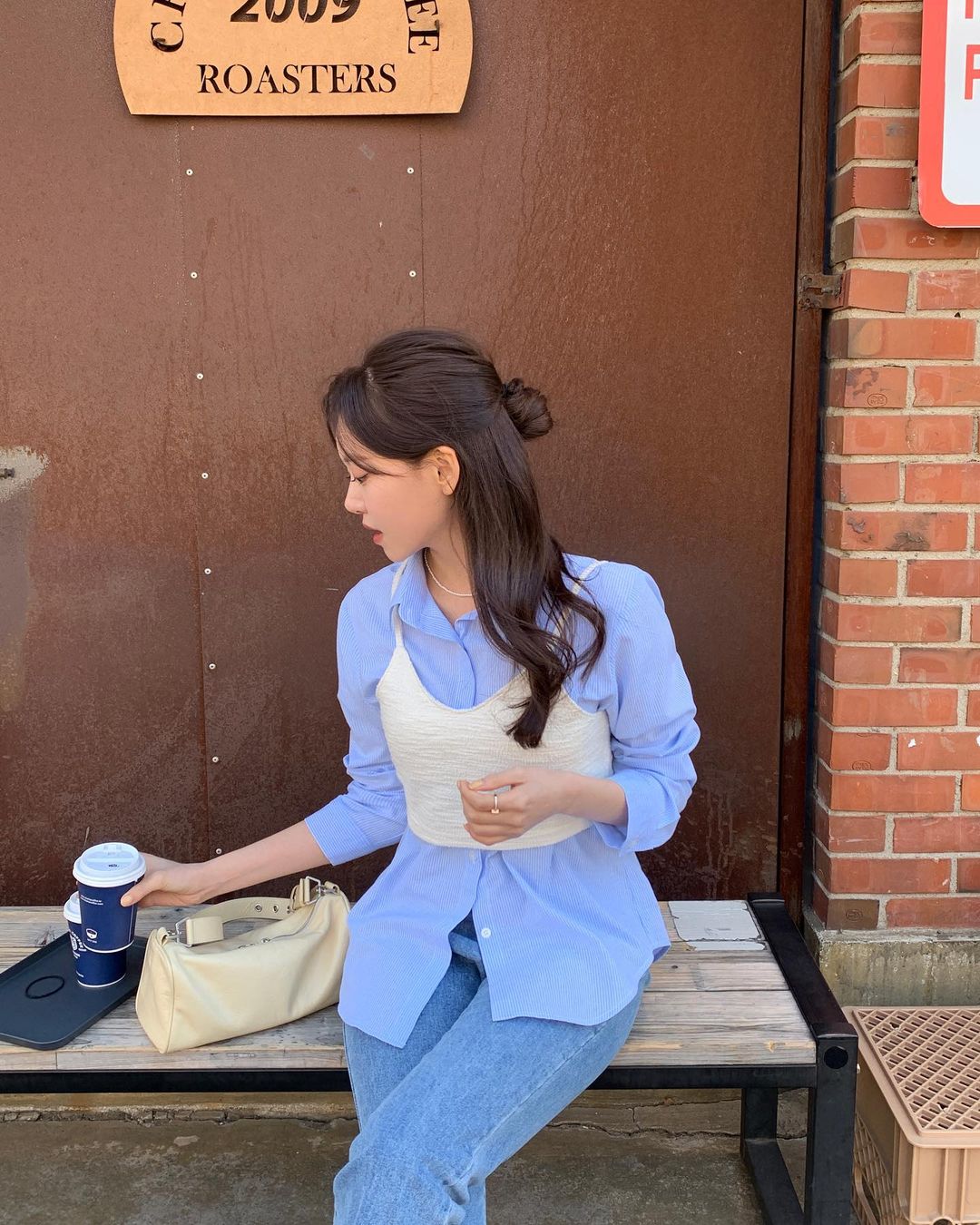 10 công thức diện áo sơ mi chuẩn đẹp khi đi du lịch của nàng blogger xứ Hàn-9