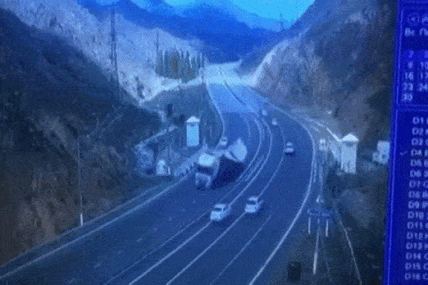 Xe container lật nhào khi ôm cua, suýt đè trúng 3 ô tô giữa ngã tư-1