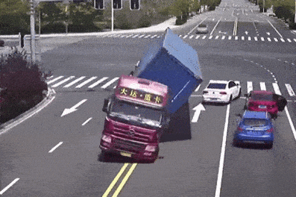 Xe container lật nhào khi ôm cua, suýt đè trúng 3 ô tô giữa ngã tư