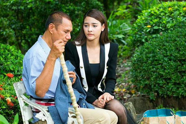 Mẹ chồng không cho thông gia thọt chân lên hôn trường, tôi tháo nhẫn kim cương 1 tỷ ném trả, đưa bố về quê-1