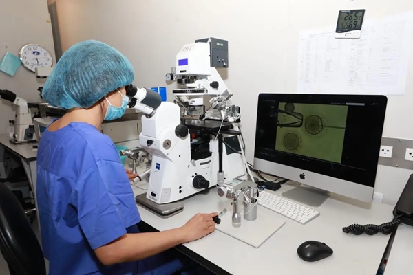 Anh: Em bé đầu tiên mang DNA của 3 người cha mẹ ra đời-2