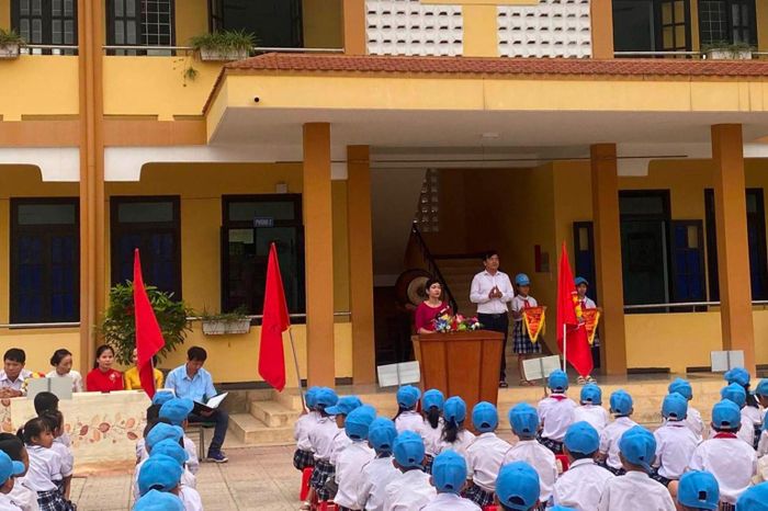 Khi thầy giáo thượng cẳng chân, hạ cẳng tay-1