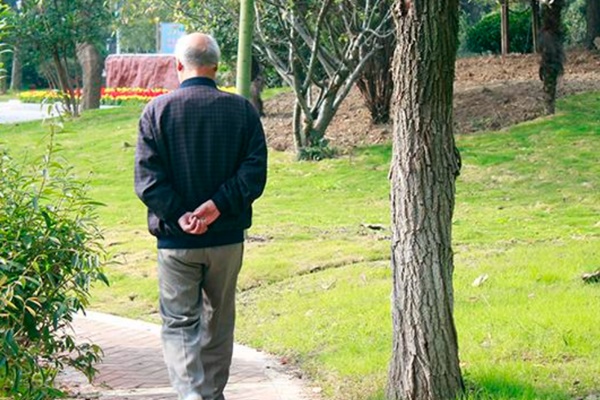 Sau 50 tuổi, đi bộ hơn 10.000 bước/ngày có thể khiến cơ thể gặp 3 vấn đề nghiêm trọng: Nhớ 2 điều khi tập luyện để kéo dài thêm 5 năm tuổi thọ-1
