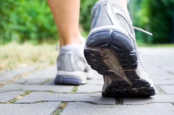Sau 50 tuổi, đi bộ hơn 10.000 bước/ngày có thể khiến cơ thể gặp 3 vấn đề nghiêm trọng: Nhớ 2 điều khi tập luyện để kéo dài thêm 5 năm tuổi thọ-3