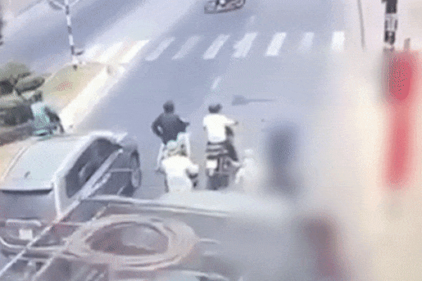 Clip: Xe tải mất lái, đâm hàng loạt ô tô đang dừng chờ đèn đỏ-1