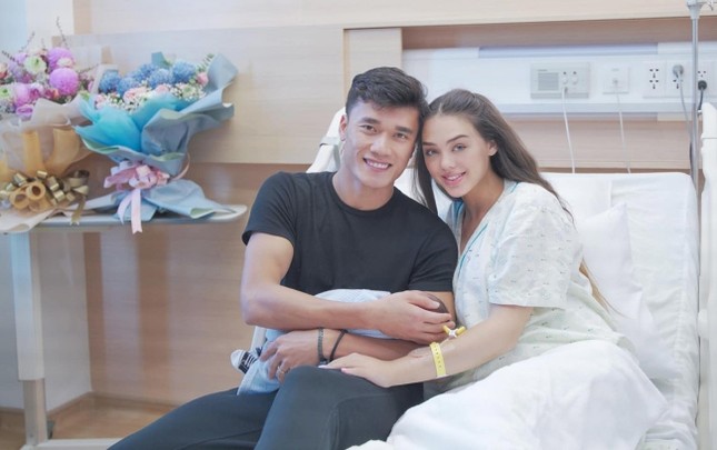 Vợ thủ môn Bùi Tiến Dũng tái xuất sau sinh: Vóc dáng chuẩn, vòng eo con kiến gây chú ý-1