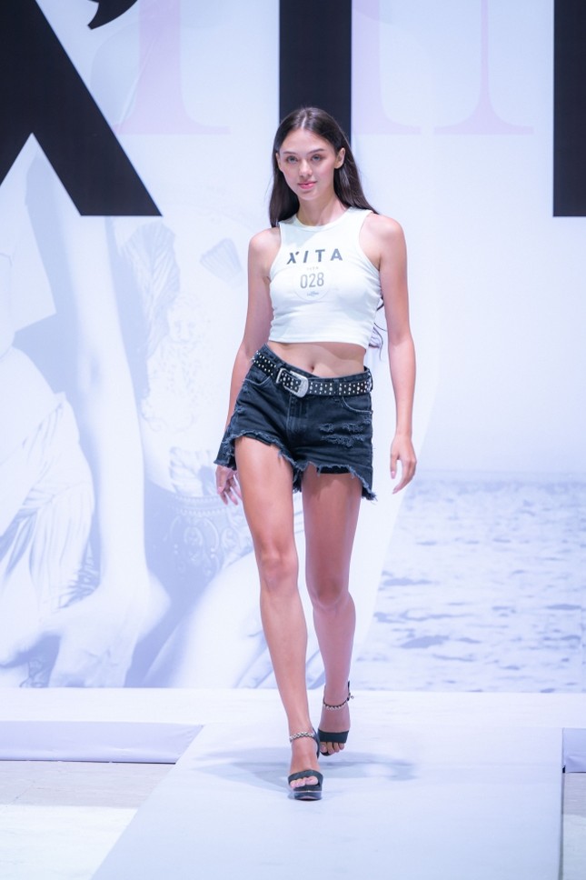 Vợ thủ môn Bùi Tiến Dũng tái xuất sau sinh: Vóc dáng chuẩn, vòng eo con kiến gây chú ý-3