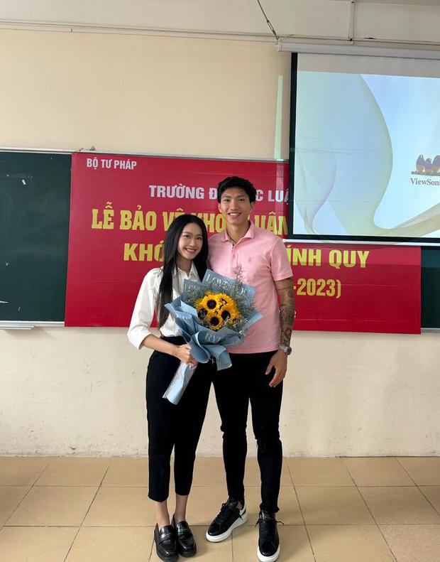 Văn Hậu sát cánh bên Doãn Hải My từ đêm chung kết Hoa hậu đến buổi bảo vệ khóa luận tốt nghiệp-2