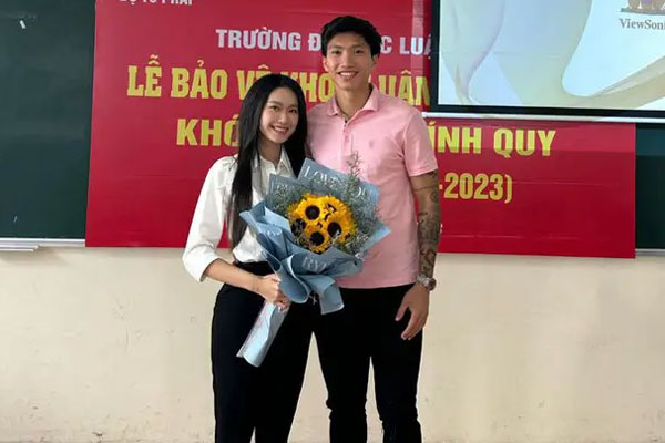 Doãn Hải My nắm tay Đoàn Văn Hậu chụp ảnh kỷ yếu-11