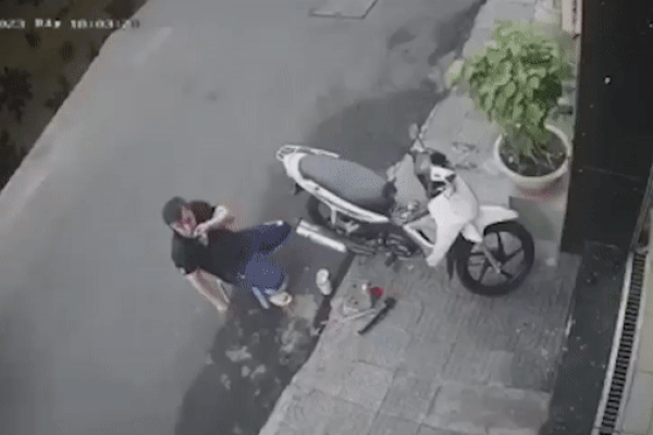 Bắt tạm giam nghi phạm giật túi xách khiến cô gái ngã bất động-4