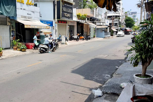 Cô gái bị giật túi xách ngã bất động trên đường ở TPHCM-2