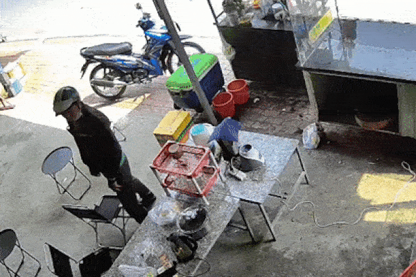 Thanh niên trộm điện thoại của chủ quán nước ở TP.HCM