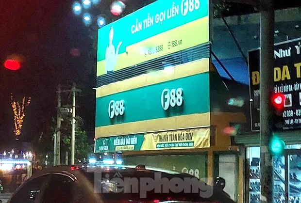 Công an đang khám xét nhiều chi nhánh F88 tại Bình Dương-1