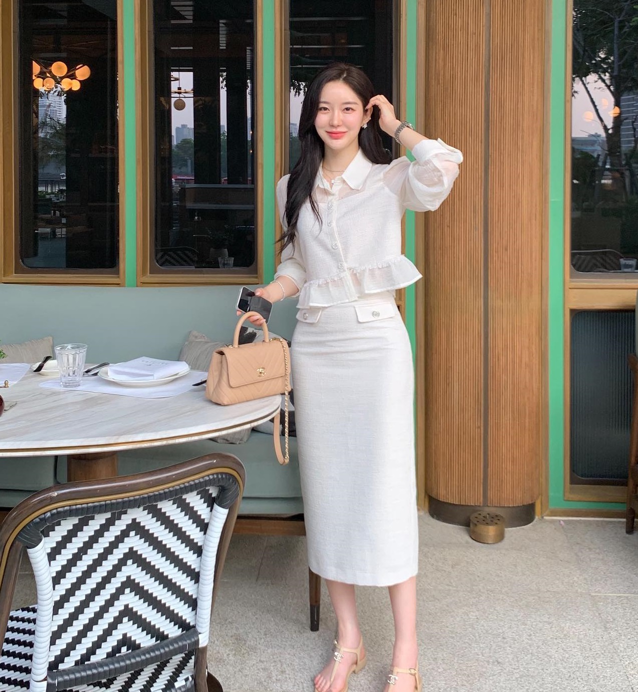 10 cách diện chân váy màu trung tính giúp nàng mặc đẹp mọi lúc mọi nơi-4