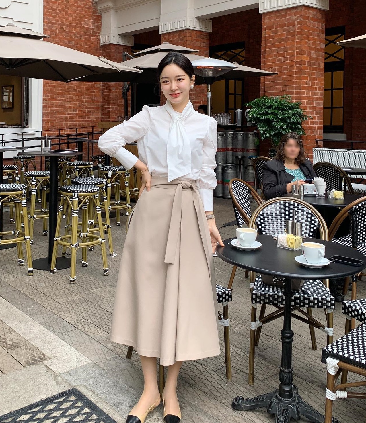 10 cách diện chân váy màu trung tính giúp nàng mặc đẹp mọi lúc mọi nơi-6