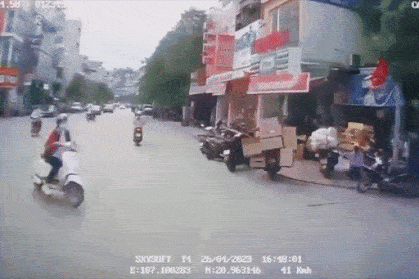 Xe máy tạt đầu ôtô, nữ tài xế ngã xuống đường-1