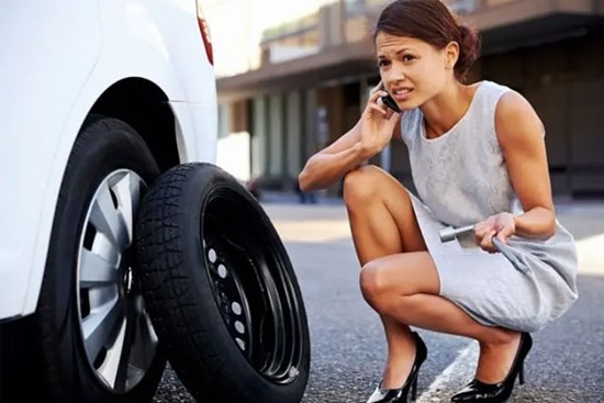 Nghi vợ ngoại tình, chồng nới lỏng lốp xe và kết đắng