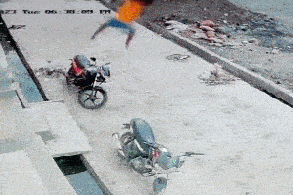 Clip: Rơi khỏi ban công tầng 3, bé gái 4 tuổi sống sót thần kỳ