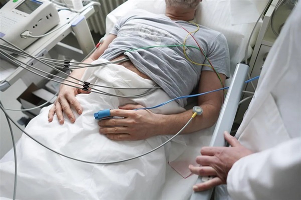 Nam sinh 16 tuổi mắc bệnh gút, bác sĩ tiết lộ nguyên nhân do thức uống quen thuộc-1