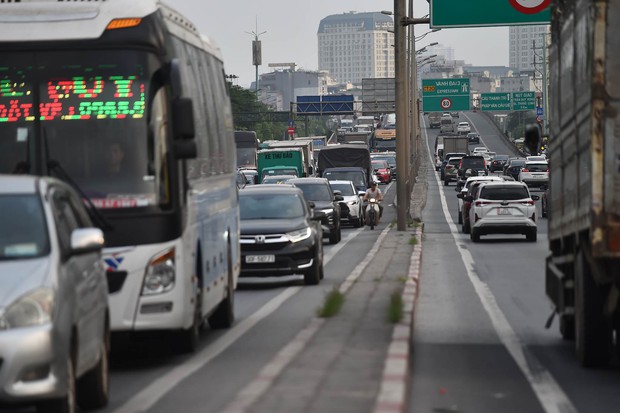 Đường phố ùn tắc kéo dài trong ngày làm việc cuối cùng trước kỳ nghỉ lễ-1