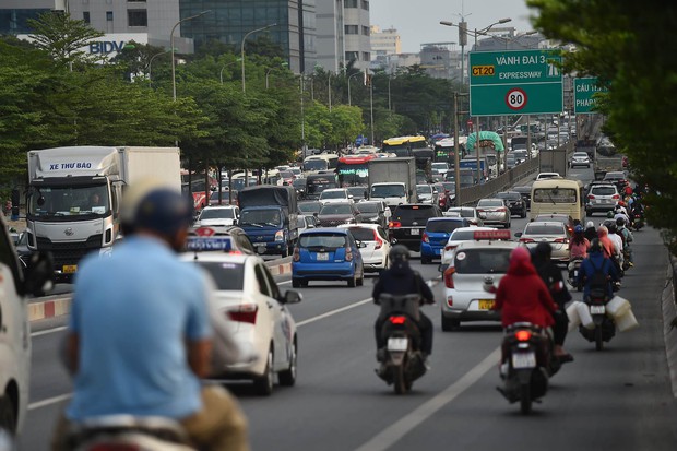 Đường phố ùn tắc kéo dài trong ngày làm việc cuối cùng trước kỳ nghỉ lễ-2