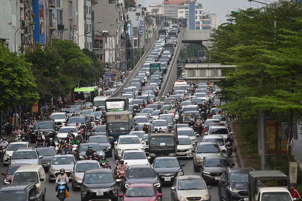 Đường phố ùn tắc kéo dài trong ngày làm việc cuối cùng trước kỳ nghỉ lễ-3