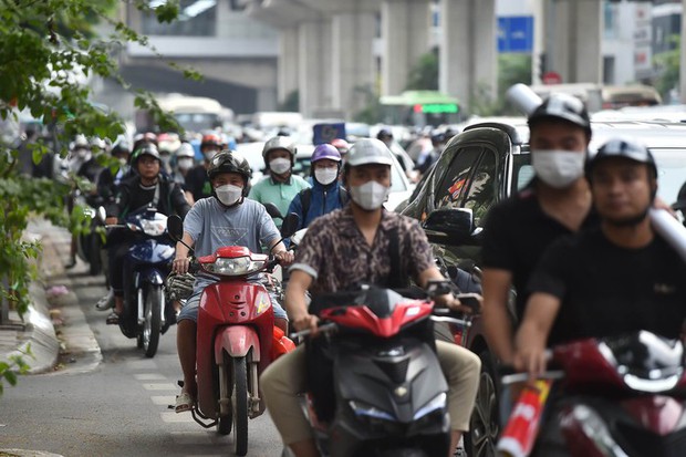 Đường phố ùn tắc kéo dài trong ngày làm việc cuối cùng trước kỳ nghỉ lễ-4