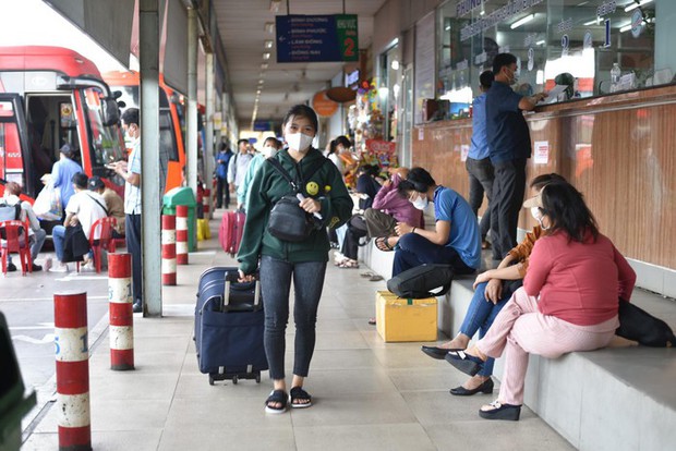 Đường phố ùn tắc kéo dài trong ngày làm việc cuối cùng trước kỳ nghỉ lễ-12