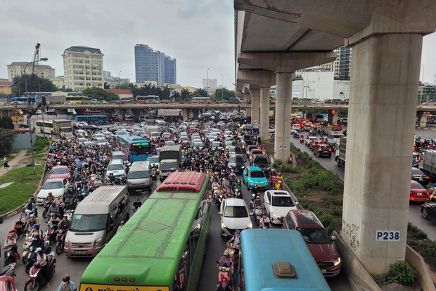 Đường phố ùn tắc kéo dài trong ngày làm việc cuối cùng trước kỳ nghỉ lễ-8