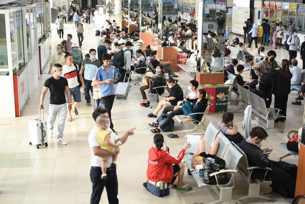 Đường phố ùn tắc kéo dài trong ngày làm việc cuối cùng trước kỳ nghỉ lễ-9