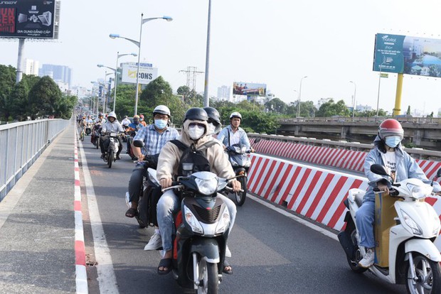 Đường phố ùn tắc kéo dài trong ngày làm việc cuối cùng trước kỳ nghỉ lễ-16