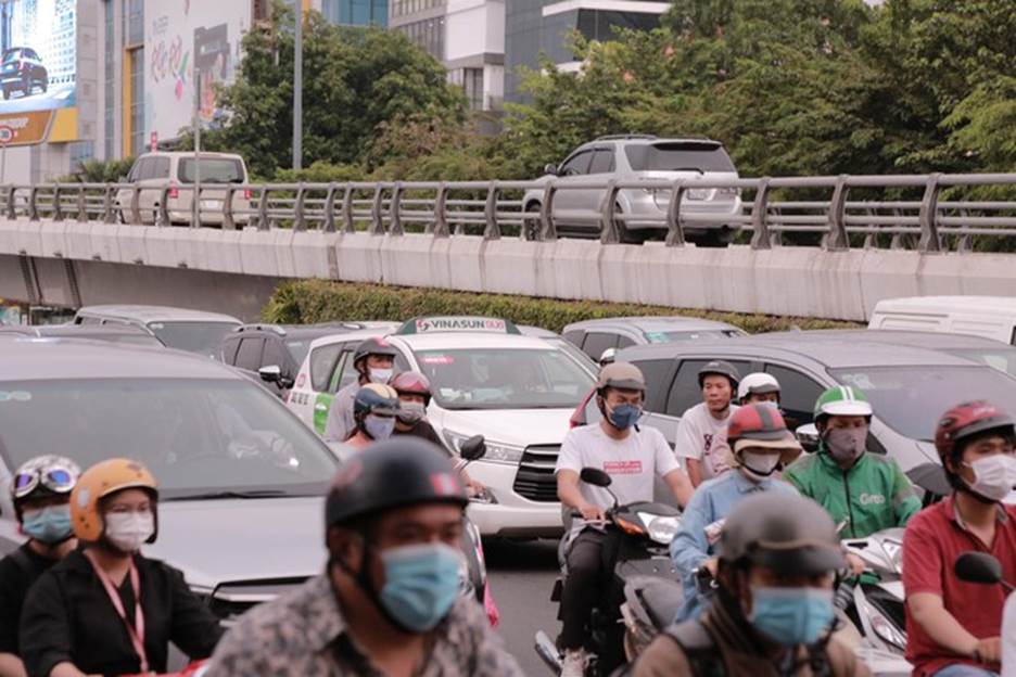 Đường phố ùn tắc kéo dài trong ngày làm việc cuối cùng trước kỳ nghỉ lễ-20