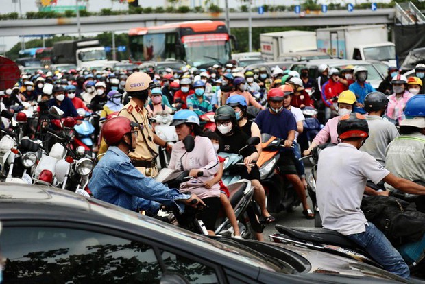 Đường phố ùn tắc kéo dài trong ngày làm việc cuối cùng trước kỳ nghỉ lễ-21