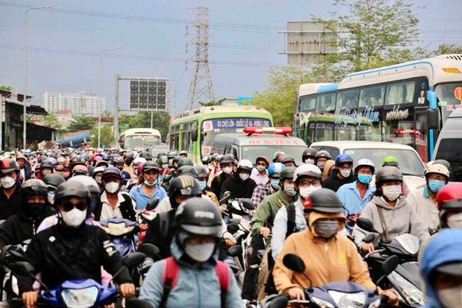 Đường phố ùn tắc kéo dài trong ngày làm việc cuối cùng trước kỳ nghỉ lễ-24