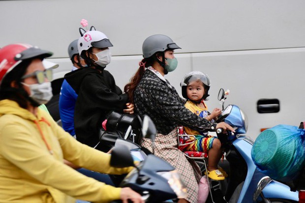 Đường phố ùn tắc kéo dài trong ngày làm việc cuối cùng trước kỳ nghỉ lễ-25