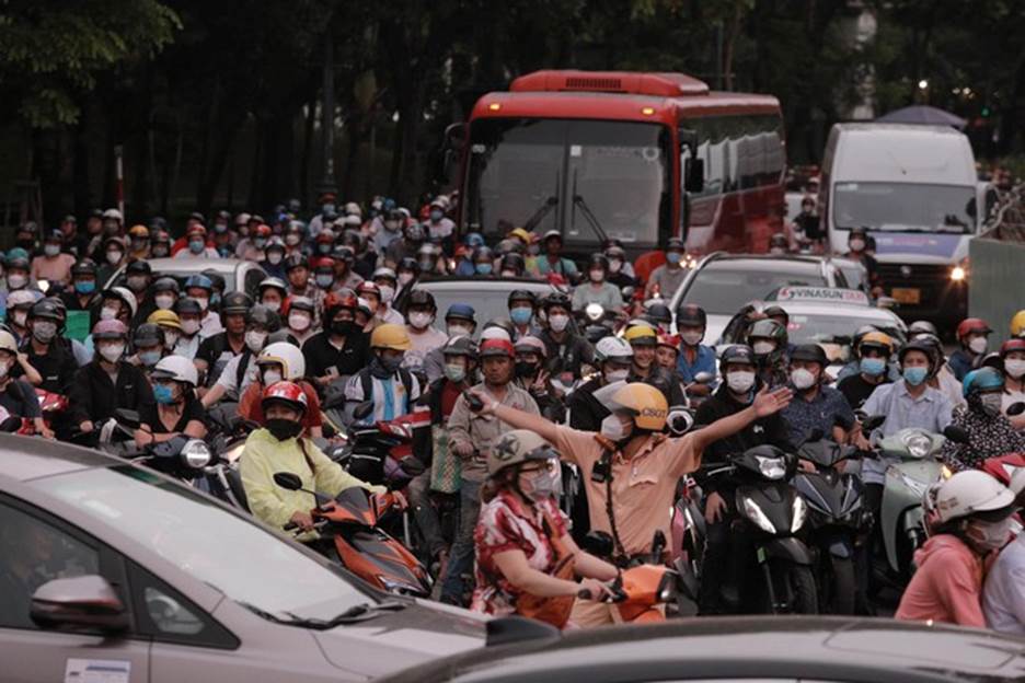 Đường phố ùn tắc kéo dài trong ngày làm việc cuối cùng trước kỳ nghỉ lễ-26