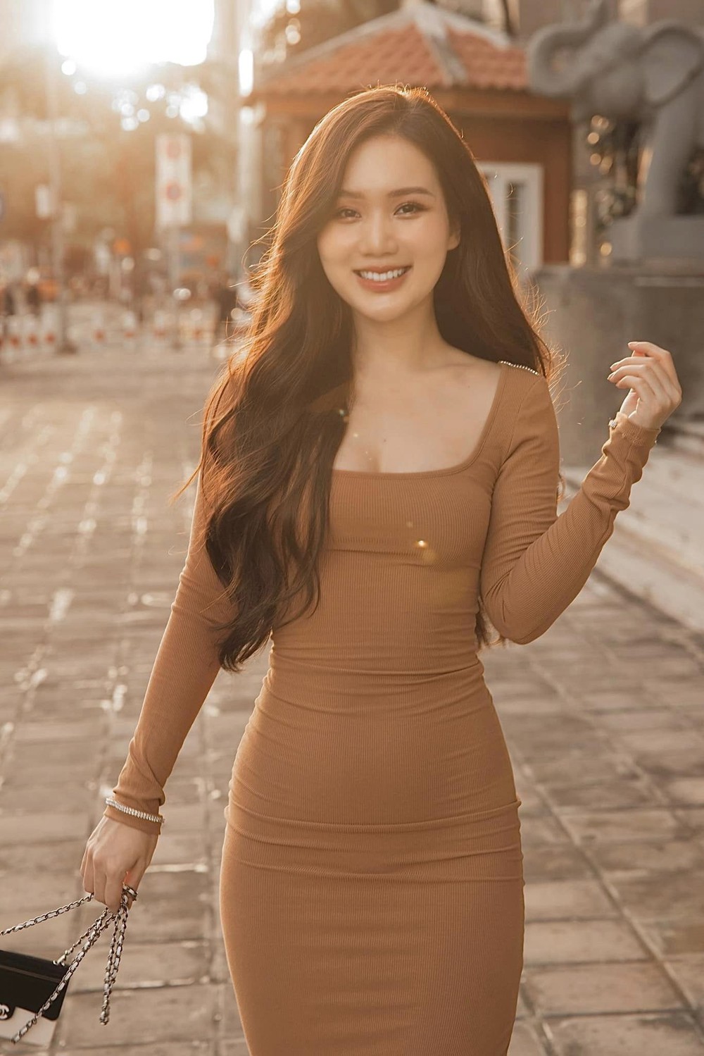 Diễn viên Ngọc Anh bị phản ứng vì mặc kín trên phim, hở bạo ngoài đời-9