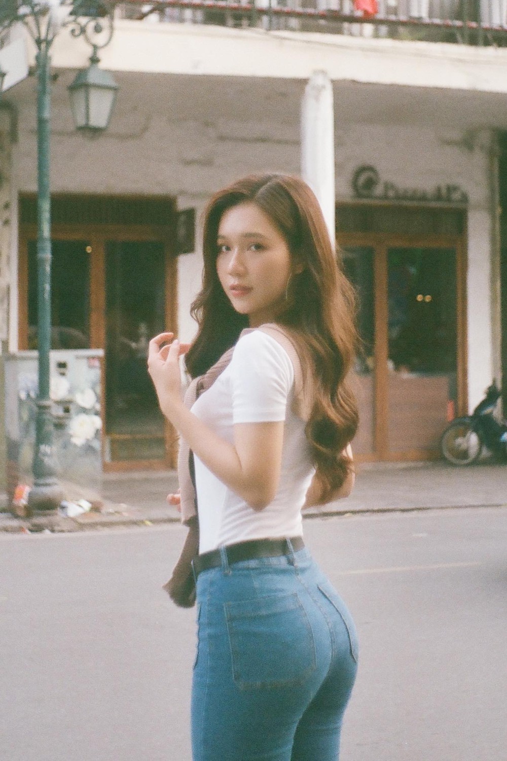 Diễn viên Ngọc Anh bị phản ứng vì mặc kín trên phim, hở bạo ngoài đời-8