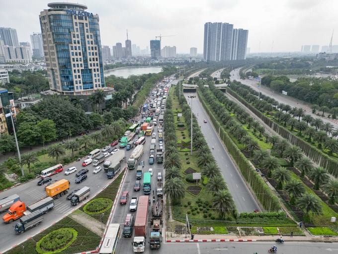 Người dân ùn ùn rời Hà Nội, bến xe chật kín người-1