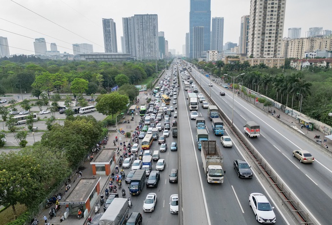 Người dân ùn ùn rời Hà Nội, bến xe chật kín người-2